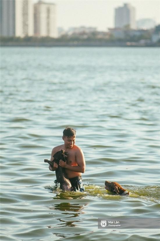 Cấm thì mặc cấm, người Hà Nội vẫn hớn hở vẫy vùng giữa bãi tắm hồ Tây để giải nhiệt - Ảnh 10.