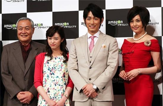 Hoa hậu Nhật&nbsp;Norikia Fujiwara (váy đỏ, ngoài cùng bên phải) rạng rỡ buổi ra mắt phim mới.