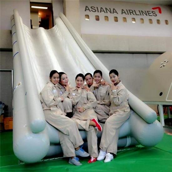 Nu tiep vien hang khong xinh dep ke chuyen tai nan nghe hinh anh 2