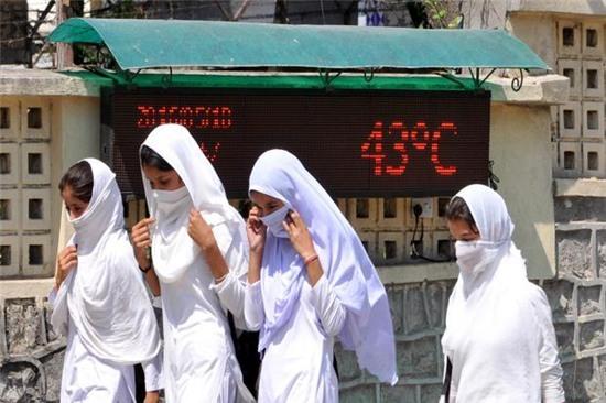Chùm ảnh: Những hình ảnh nắng nóng khủng khiếp chỉ có ở Ấn Độ - Ảnh 13.