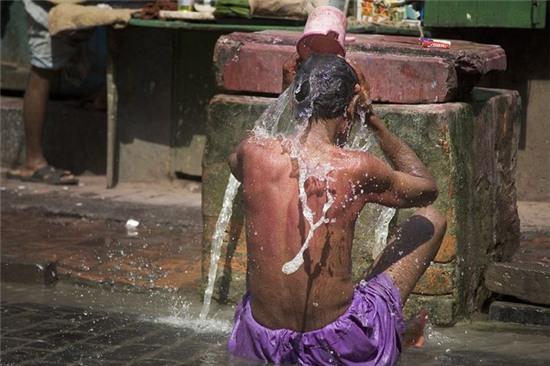 Chùm ảnh: Những hình ảnh nắng nóng khủng khiếp chỉ có ở Ấn Độ - Ảnh 18.