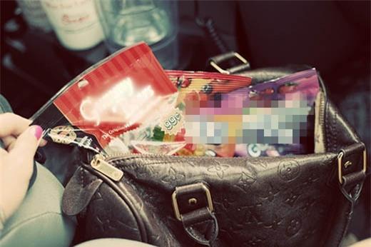 Thực chất, nhân viên soát vé biết bạn đem đồ ăn bên ngoài vào. (Ảnh: Internet)