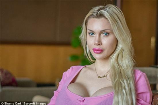 Ngoại hình mới gây sốc của cô gái rút 6 xương sườn để có vòng eo con kiến - Ảnh 2.