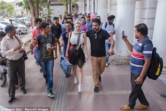 Ngoại hình mới gây sốc của cô gái rút 6 xương sườn để có vòng eo con kiến - Ảnh 3.