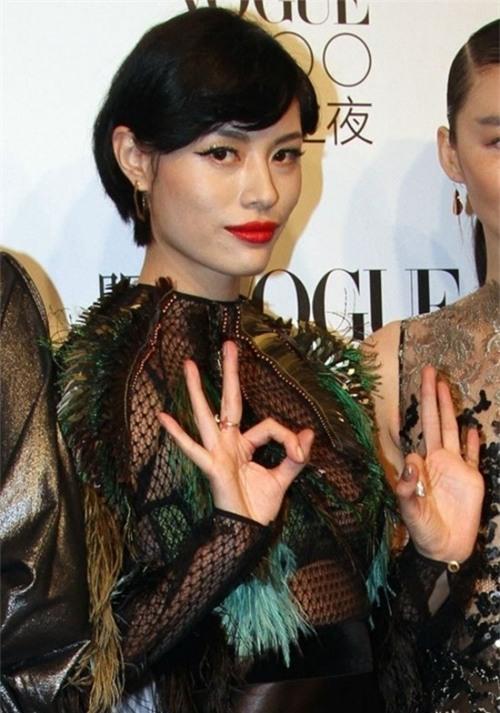 vo-cu-nguyen-rua-uong-phong-mau-chet-di