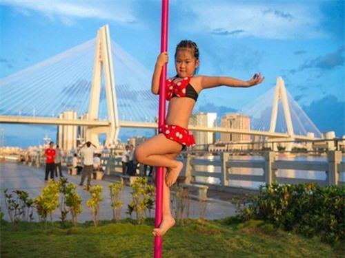 be gai 5 tuoi dien bikini mua cot gay tranh cai hinh anh 1