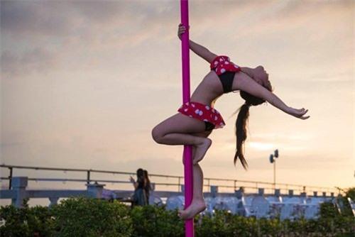 be gai 5 tuoi dien bikini mua cot gay tranh cai hinh anh 2