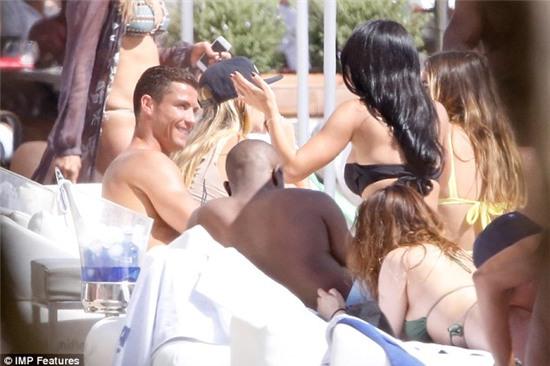 Bắt gặp Ronaldo nắm tay hot girl bí ẩn - Ảnh 5.