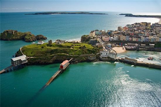 Chiêm ngưỡng thị trấn đẹp đến từng hơi thở trong bộ phim gây sốt Me Before You - Ảnh 11.