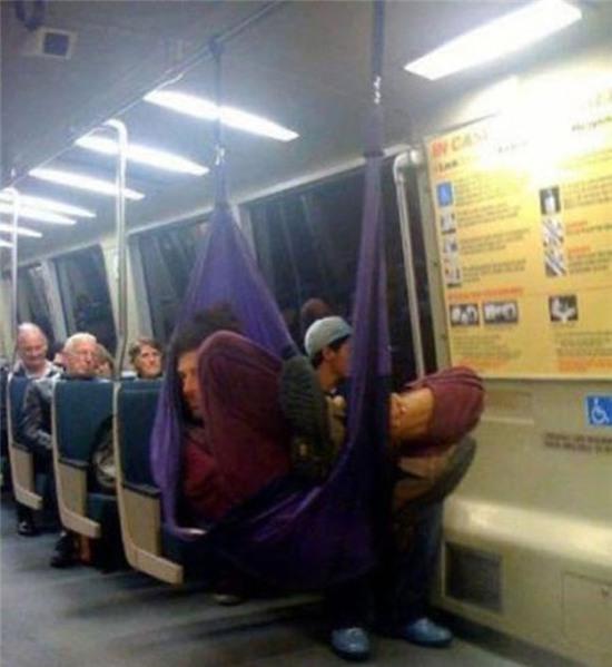 Những bức ảnh chết cười trên tàu điện ngầm