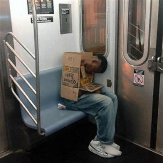 Những bức ảnh chết cười trên tàu điện ngầm
