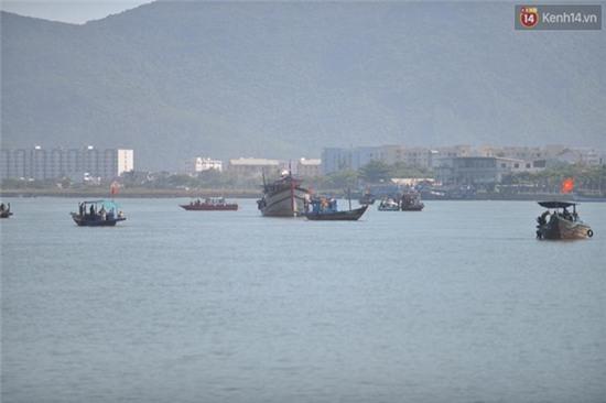Tiếp tục tìm kiếm 3 nạn nhân còn mất tích trong vụ lật tàu trên sông Hàn - Ảnh 1.
