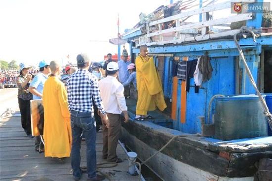 Tiếp tục tìm kiếm 3 nạn nhân còn mất tích trong vụ lật tàu trên sông Hàn - Ảnh 14.