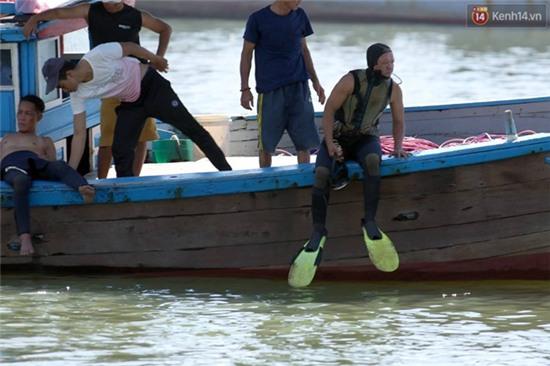 Tiếp tục tìm kiếm 3 nạn nhân còn mất tích trong vụ lật tàu trên sông Hàn - Ảnh 16.