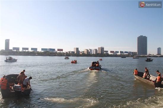 Tiếp tục tìm kiếm 3 nạn nhân còn mất tích trong vụ lật tàu trên sông Hàn - Ảnh 18.