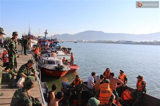 Tiếp tục tìm kiếm 3 nạn nhân còn mất tích trong vụ lật tàu trên sông Hàn - Ảnh 19.