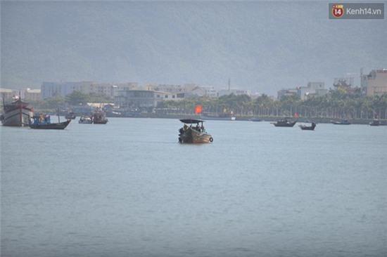 Tiếp tục tìm kiếm 3 nạn nhân còn mất tích trong vụ lật tàu trên sông Hàn - Ảnh 2.
