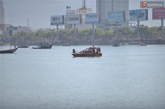 Tiếp tục tìm kiếm 3 nạn nhân còn mất tích trong vụ lật tàu trên sông Hàn - Ảnh 3.