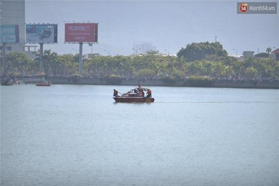 Tiếp tục tìm kiếm 3 nạn nhân còn mất tích trong vụ lật tàu trên sông Hàn - Ảnh 4.