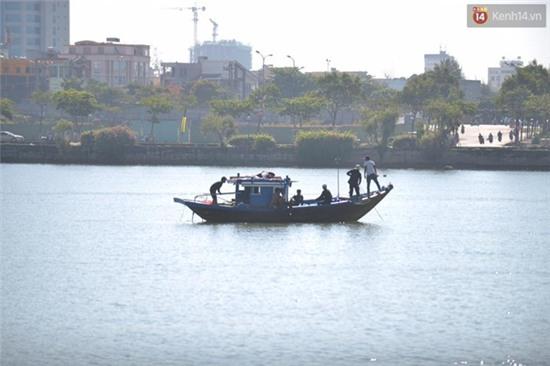 Tiếp tục tìm kiếm 3 nạn nhân còn mất tích trong vụ lật tàu trên sông Hàn - Ảnh 6.