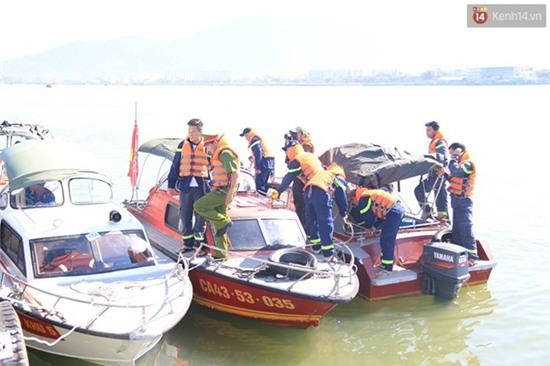 Tiếp tục tìm kiếm 3 nạn nhân còn mất tích trong vụ lật tàu trên sông Hàn - Ảnh 9.