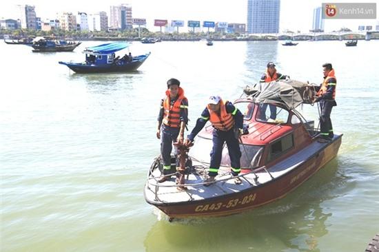 Tiếp tục tìm kiếm 3 nạn nhân còn mất tích trong vụ lật tàu trên sông Hàn - Ảnh 24.
