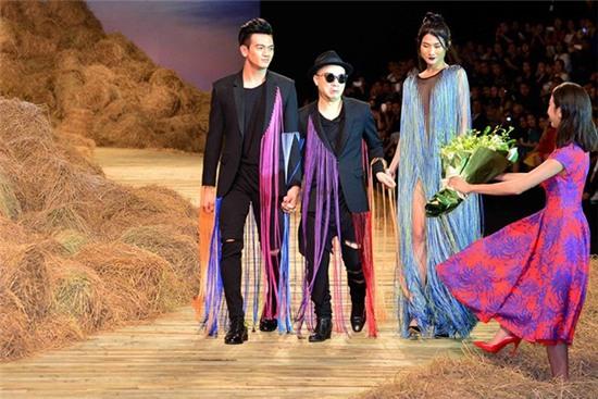 Thúy Vân bị từ chối khi tặng hoa Đỗ Mạnh Cường - Ảnh 1.