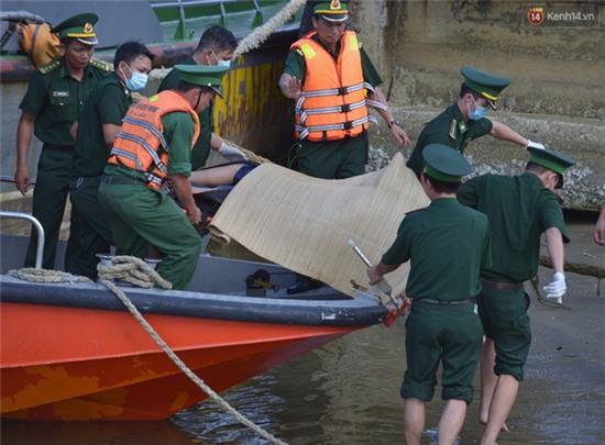 Vụ chìm tàu ở Đà Nẵng: Người thân khóc ngất khi cả 3 thi thể được vớt lên - Ảnh 4.