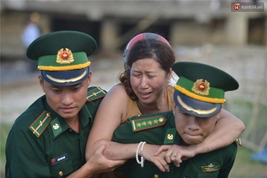 Vụ chìm tàu ở Đà Nẵng: Người thân khóc ngất khi cả 3 thi thể được vớt lên - Ảnh 5.