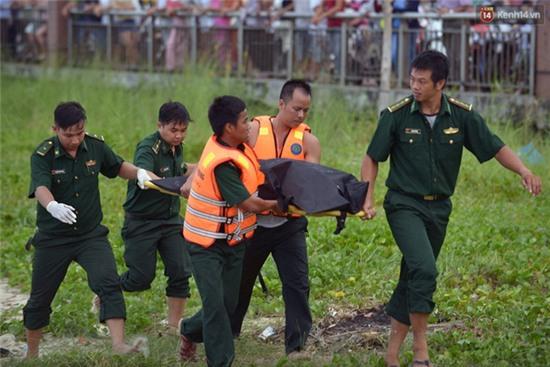 Vụ chìm tàu ở Đà Nẵng: Người thân khóc ngất khi cả 3 thi thể được vớt lên - Ảnh 8.