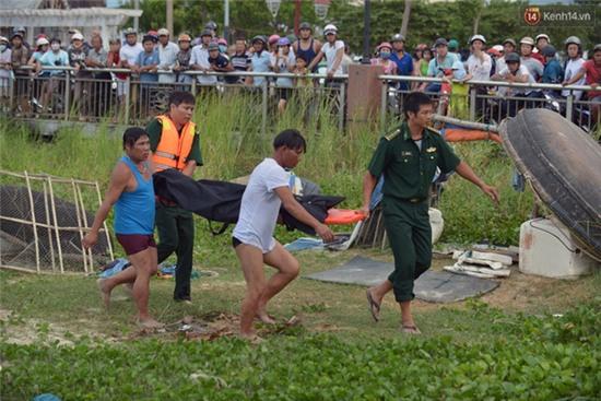 Vụ chìm tàu ở Đà Nẵng: Người thân khóc ngất khi cả 3 thi thể được vớt lên - Ảnh 9.