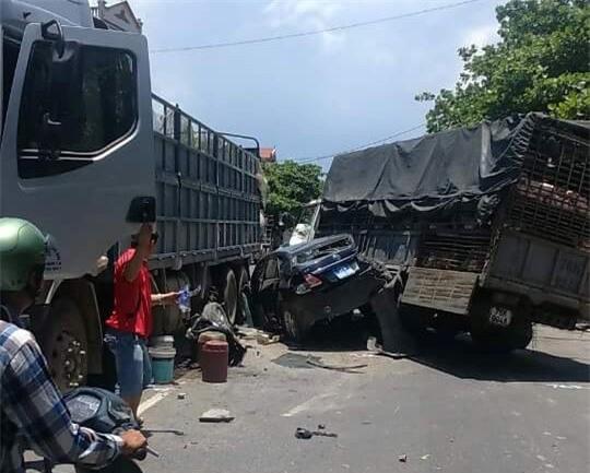 Toyota Altis bien xanh bep rum giua 2 xe tai hinh anh 1