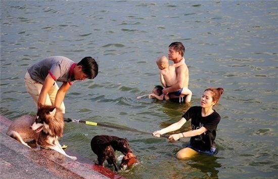 nang nong cuc dinh, nguoi hn dua cho cung ra ho tay tam cung hinh anh 3