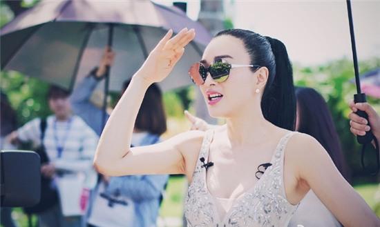 Sao nu goc Viet duoc ban trai kem 12 tuoi cau hon hinh anh 1