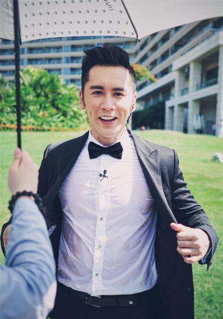 Sao nu goc Viet duoc ban trai kem 12 tuoi cau hon hinh anh 2