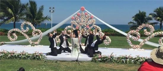 Sao nu goc Viet duoc ban trai kem 12 tuoi cau hon hinh anh 8