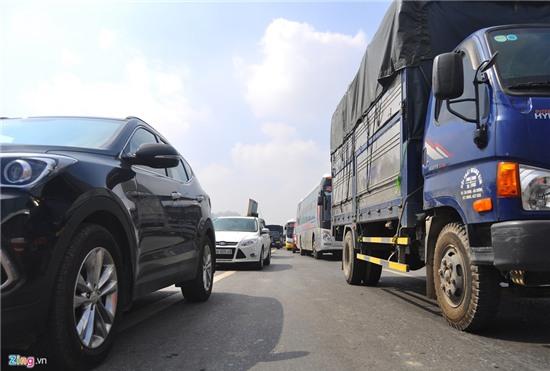 Vanh dai 3 te liet 12 km, tai xe gac chan ngu hinh anh 4