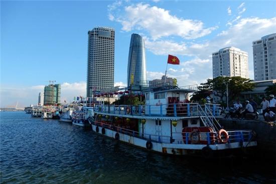 Hàng chục tàu du lịch neo bến sau sự cố chìm tàu Thảo Vân 2. Ảnh: Đ.Hoàng