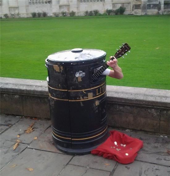 Wow, thùng rác biết đàn hát.