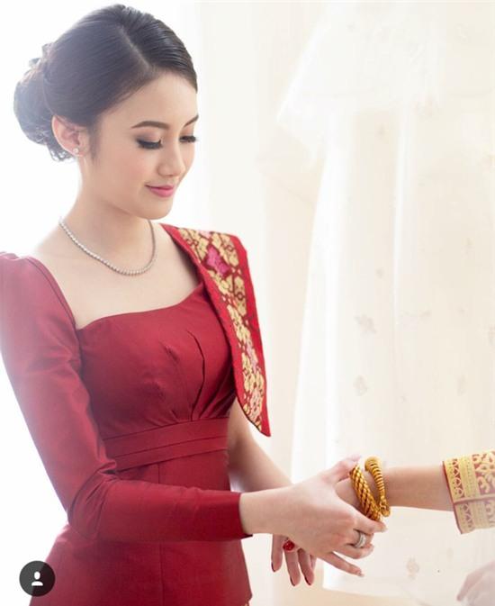 Loạt ảnh chụp với chị gái ruột chứng minh vẻ đẹp của hot girl Lào gốc Việt là do di truyền - Ảnh 1.