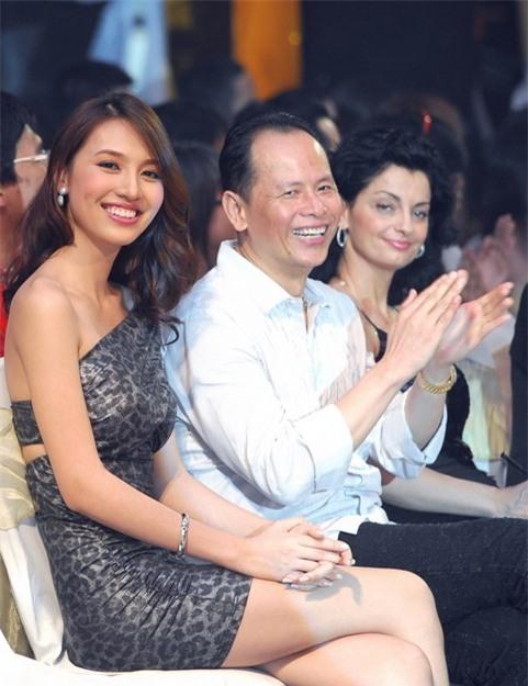 Những hình ảnh về cô gần như được giữ kín với công chúng, trừ vài lần xuất hiện cùng chồng trong các sự kiện của công ty.