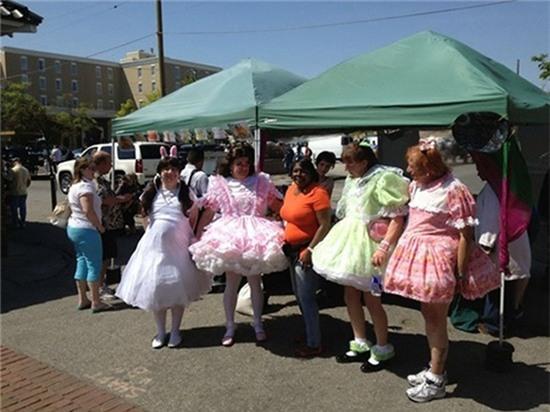 12. Thế giới có bị đảo lộn không đây? Đàn ông sao lại mặc váy lòa xòa thế này?