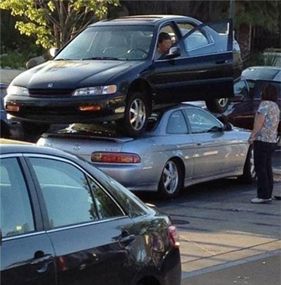 13. Ở hành tinh khác, người ta đỗ xe thế này sao?