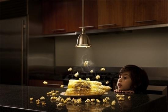 16. Dùng sức nóng của bóng đèn để nổ bắp rang.