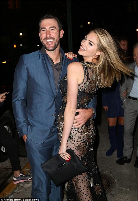 Siêu mẫu nổi tiếng thế hệ 9X trông thật tươi tắn và gợi cảm bên chồng tương lai. Cặp đôi mới đính hôn vào tháng 5 vừa rồi sau vài năm hò hẹn.