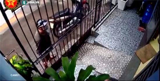 Tên cướp mở cổng xông vào tận nhà, giật iPad trên tay bé gái - Ảnh 1.