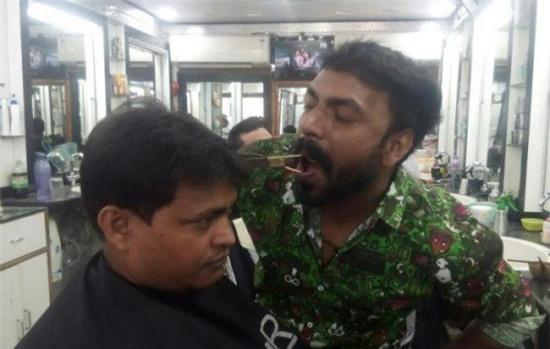 chang trai an do tro tai cat toc bang mieng hinh anh 1