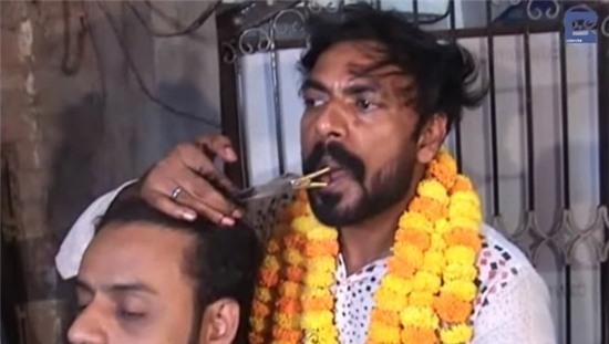 chang trai an do tro tai cat toc bang mieng hinh anh 2