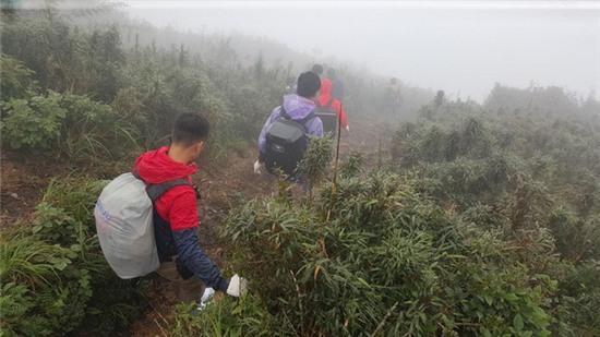 Trưởng nhóm bạn trẻ tìm kiếm phượt thủ người Anh nói gì khi bị cho là hành động ngu ngốc và mạo hiểm - Ảnh 2.