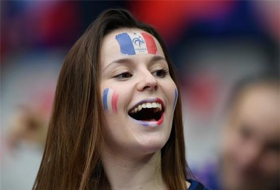 San Stade de France tuoi mat voi dan fan nu xinh dep hinh anh 1